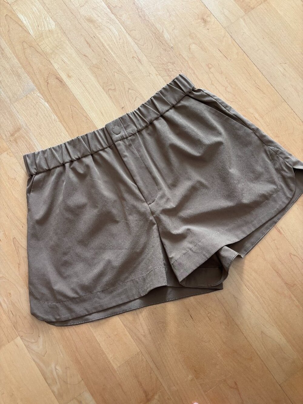 Varley Nila Mid-Rise Shorts - Size Medium